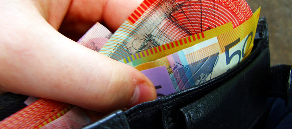 Australian_banknotes_in_wallet.jpg